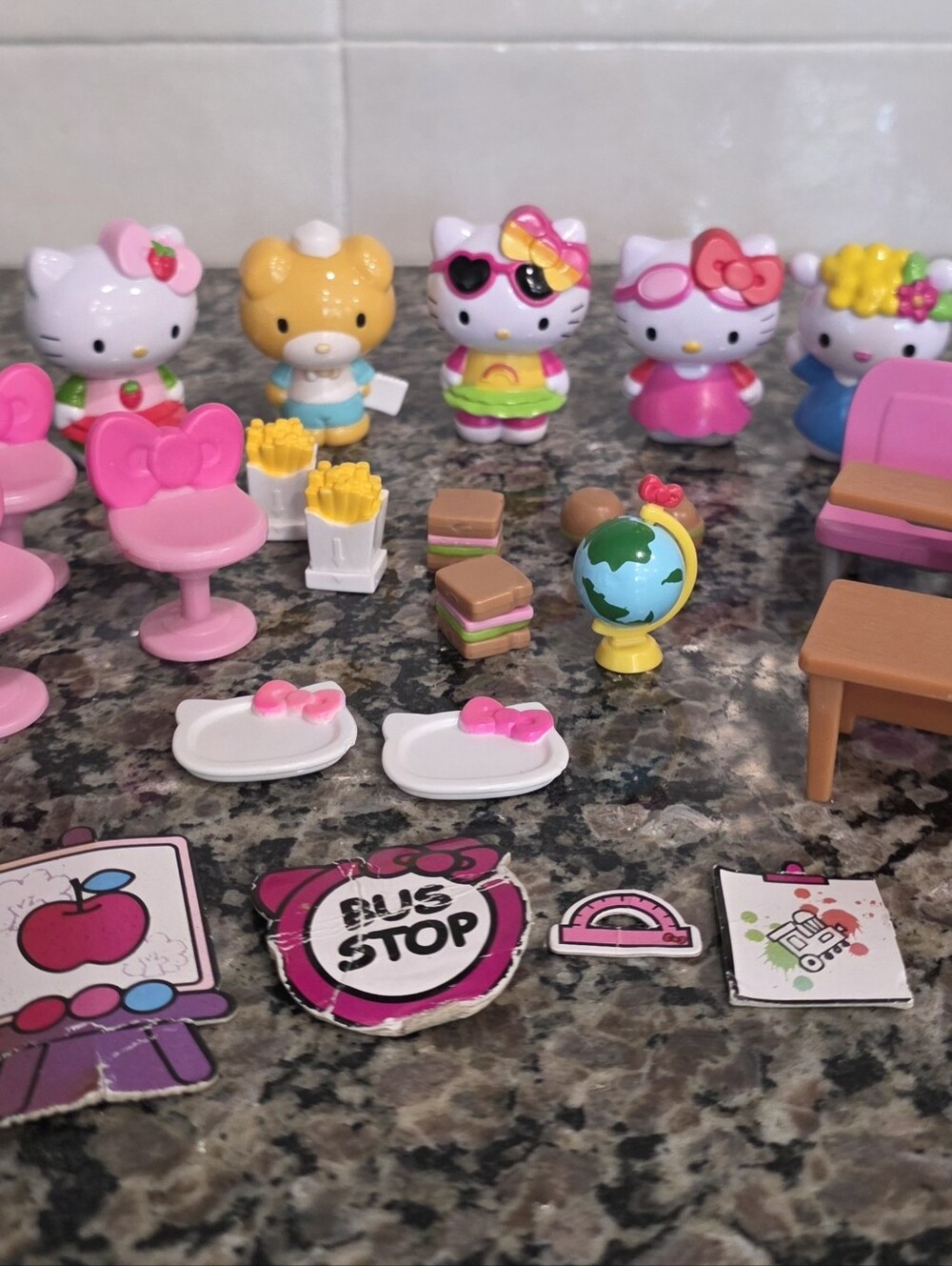 Sanrio Hello Kitty Mini Classroom Figures & Pink Accessories/food